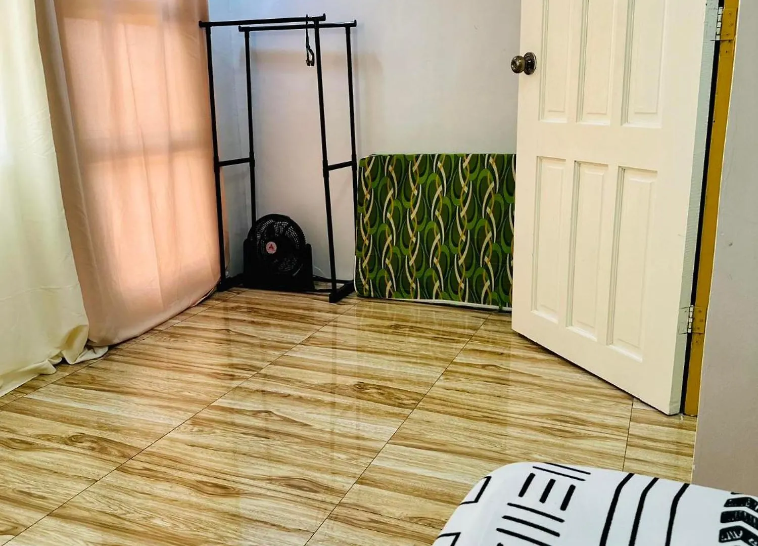 אנגלס La Maison - Homestay Near Clark Airport